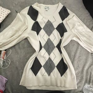 Cute white and gray argyle sweater. women’s size small